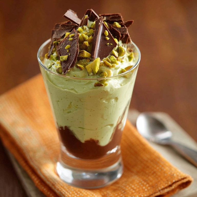 Grüner Traum im Glas: Dein Rezept für unwiderstehlich fluffige Desserts