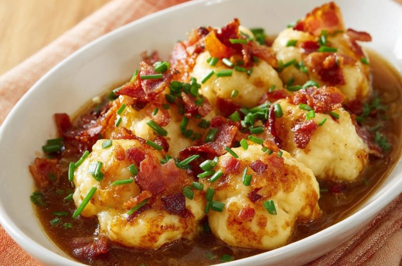 Herzhafte Kartoffelklöße mit knusprigem Speck und Bratensoße