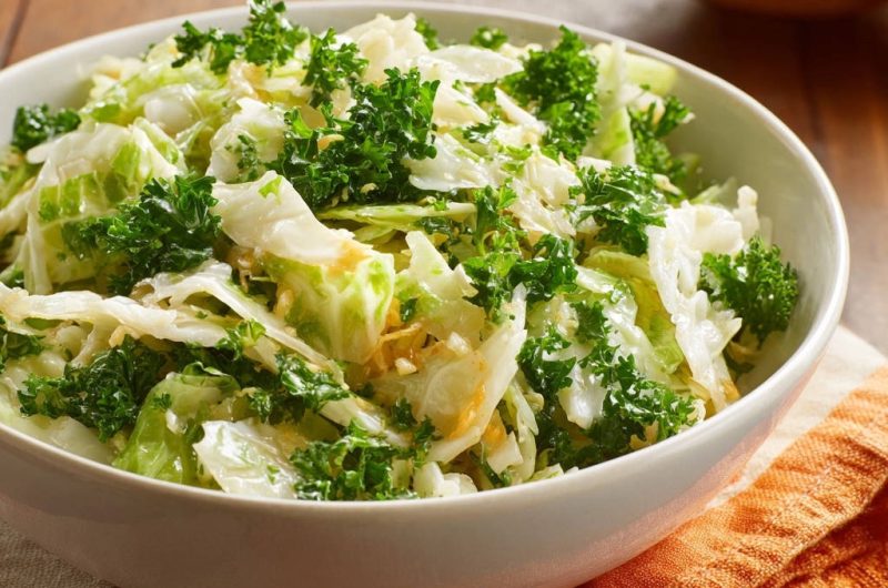 Knackiger Kraut-Grünkohl-Salat