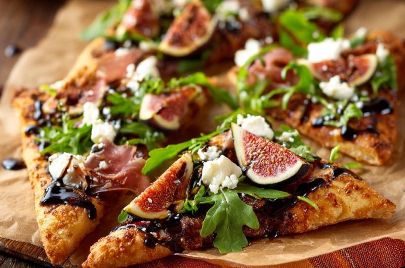 Mediterranes Feigen-Rucola-Fladenbrot mit Ziegenkäse