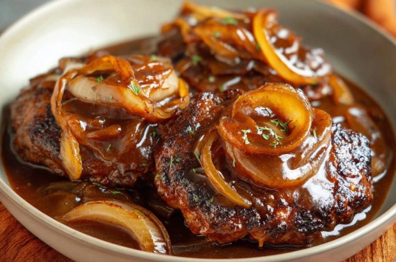 Saftige Hacksteaks in Zwiebel-Jus