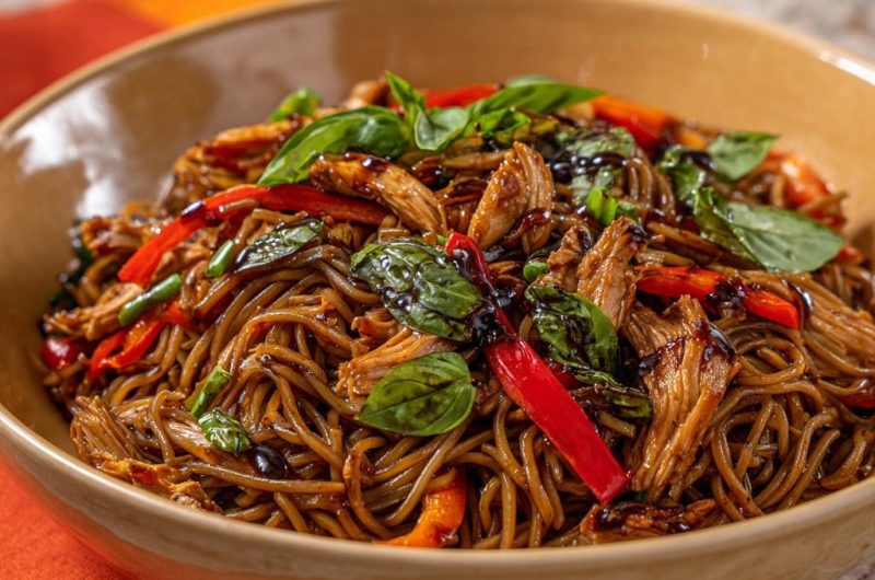 Asiatische Hähnchen-Nudeln mit Paprika und Basilikum