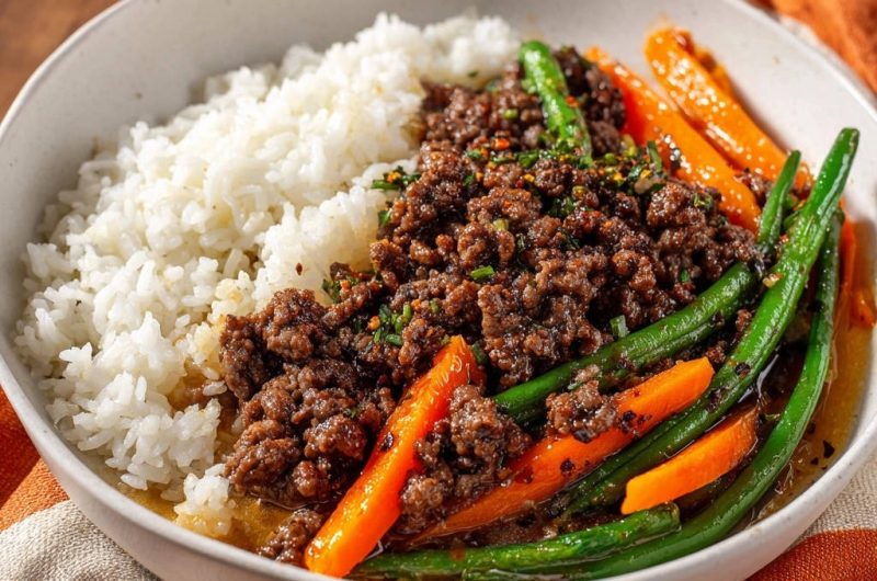 Asiatische Hackfleisch-Bowl mit Reis und Gemüse