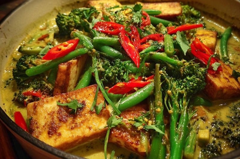 Cremiges Grünes Curry mit krossem Tofu und knackigem Broccolini