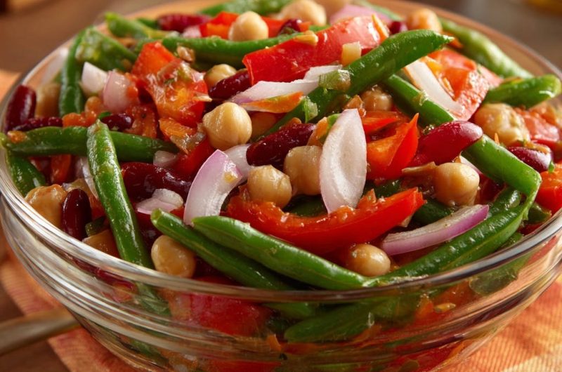 Farbenfroher Bohnen-Kichererbsen-Salat