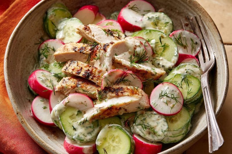 Gegrillter Hähnchen-Gurken-Radieschen-Salat