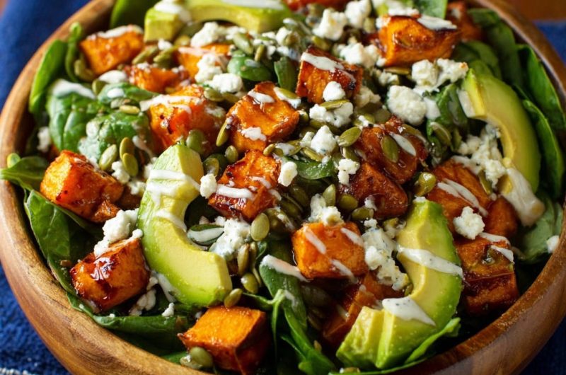 Herbstlicher Süßkartoffel-Avocado-Salat