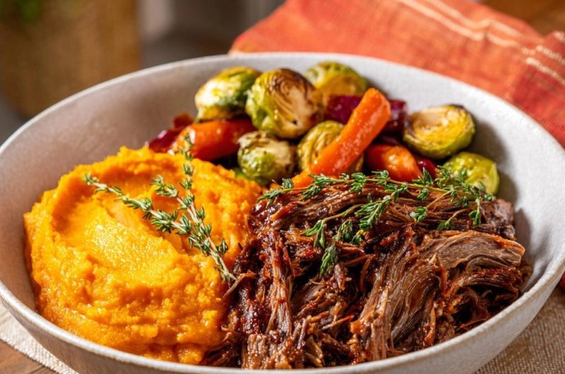 Herbstlicher Schmorbraten-Bowl mit Süßkartoffelpüree und Ofengemüse