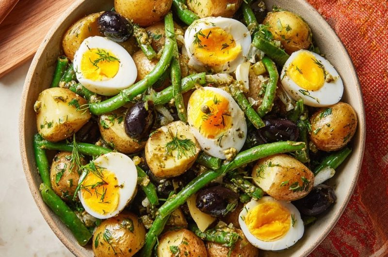 Herzhafter Kartoffel-Bohnen-Salat mit Oliven und Eiern