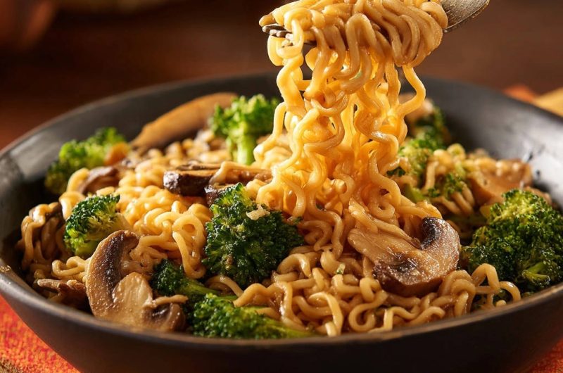 Schnelle Ramen-Pfanne mit Brokkoli & Pilzen