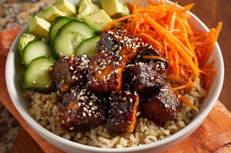 Sesam-Tofu Bowl mit Teriyaki-Glasur