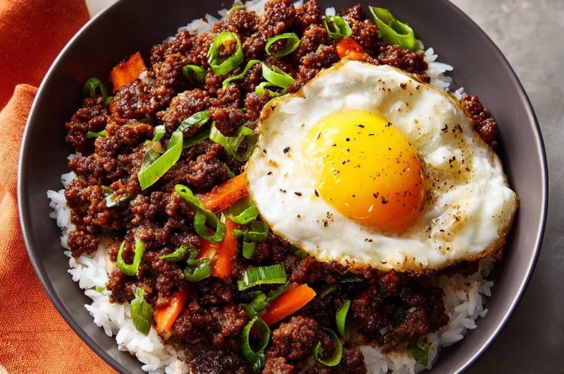 Würzige Hackfleisch-Bowl mit Spiegelei