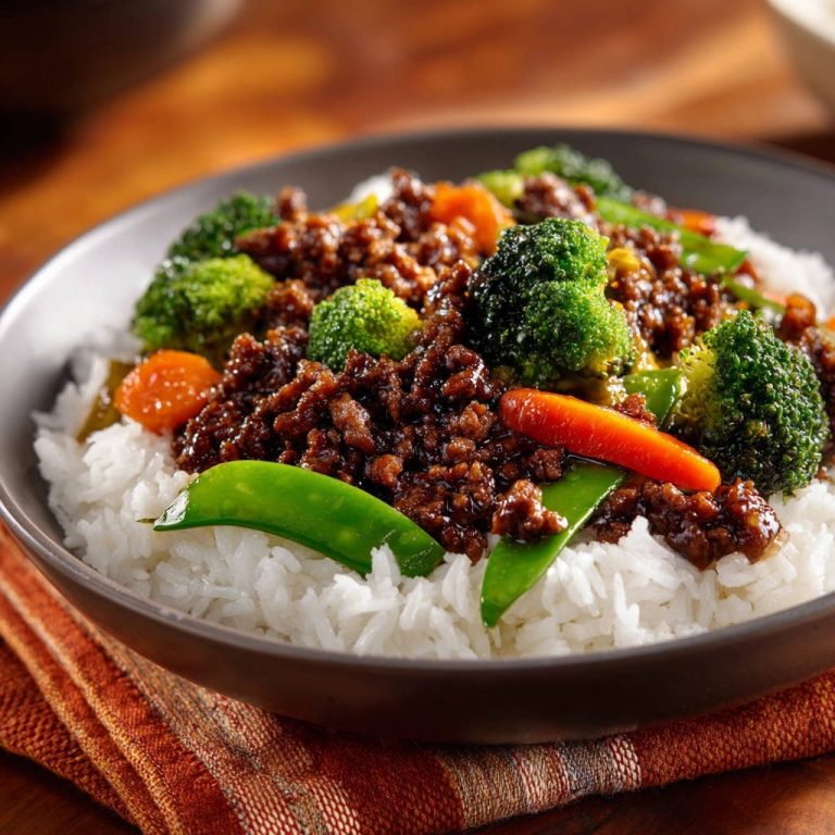 Asiatische Hackfleischpfanne mit Gemüse und Reis serviert in einer tiefen Schüssel, mit knusprigem Hackfleisch und frischem Gemüse.