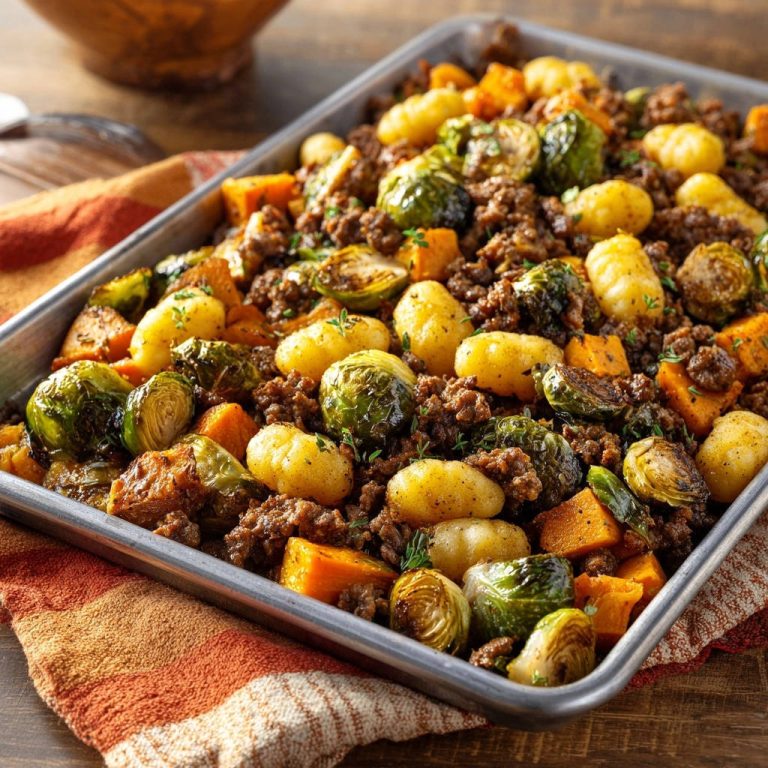Feierabend-Blechpfanne mit Gnocchi, Hack & Herbstgemüse in einer Draufsicht: Eine köstliche Mahlzeit, die knusprig und perfekt zubereitet ist.