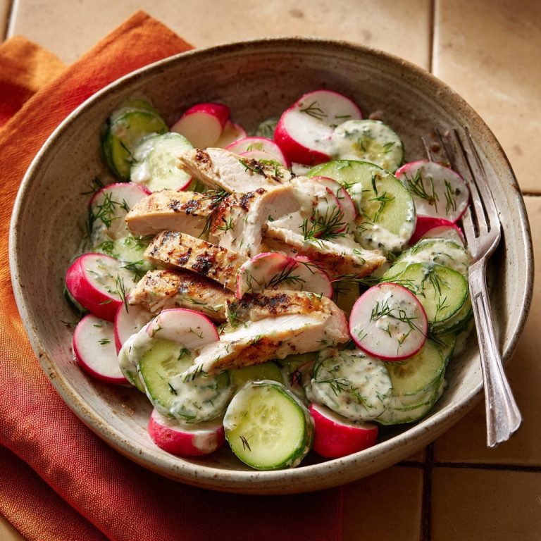 Gegrillter Hähnchen-Gurken-Radieschen-Salat von oben: Ein köstlicher Salat mit gegrilltem Hähnchen, Gurken, Radieschen und cremigem Dressing.