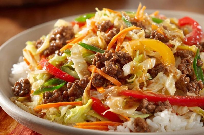 Asiatische Hack-Gemüse-Pfanne auf Reis (Nie wieder matschiges Gemüse!)