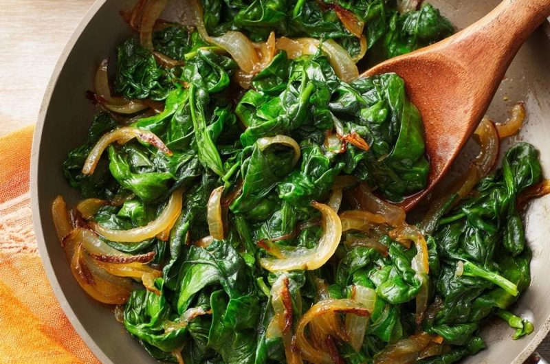 Gebratener Spinat mit Zwiebeln (Nie wieder wässriger Spinat!)