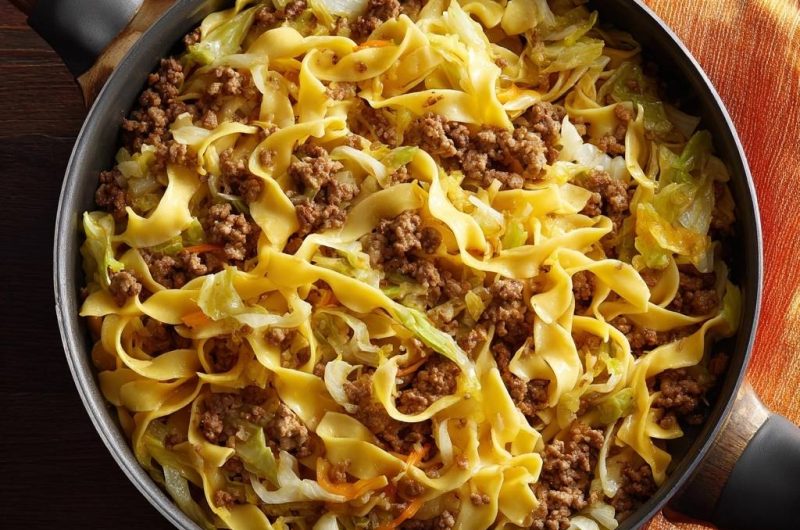 Hack-Pfannennudeln mit Kohl und Karotten (Nie wieder matschiger Kohl!)