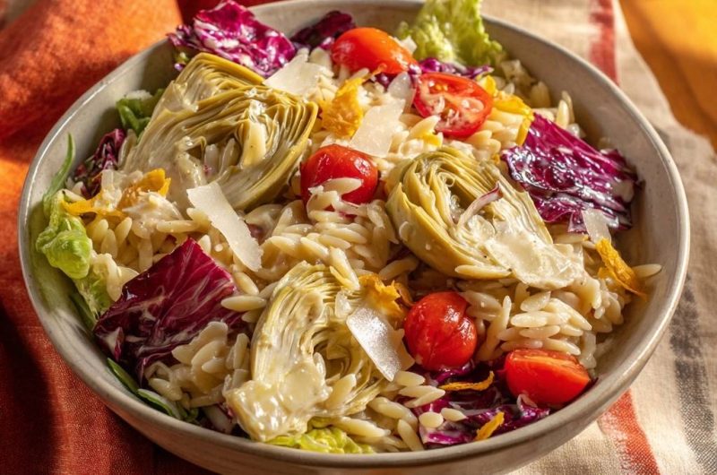 Mediterraner Orzo-Salat mit Artischocken und Tomaten