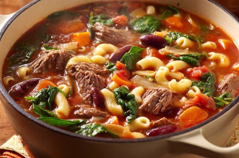 Rindfleisch-Eintopf mit Muschelnudeln, Bohnen und Spinat