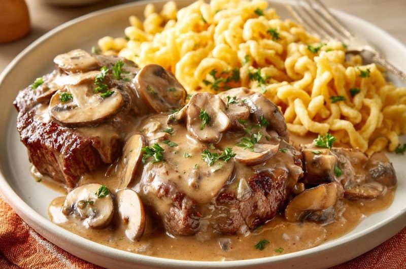 Saftiges Rinderfilet mit cremiger Champignon-Rahmsauce zu Spätzle