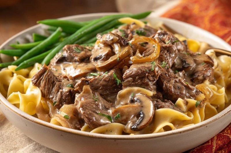 Saftiges Rindergeschnetzeltes mit Pilzen in Sahnesoße zu Bandnudeln