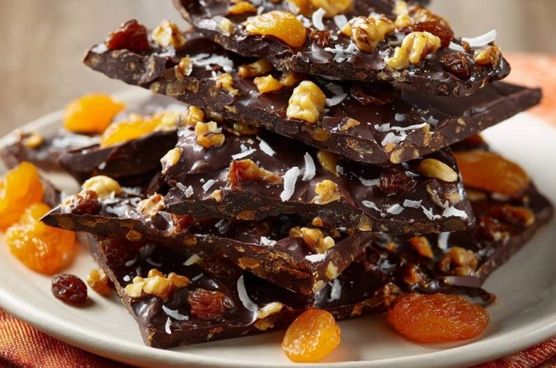 Walnuss-Aprikosen-Schokoladenbark (Nie wieder abfallende Toppings!)