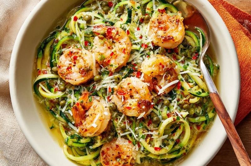 Zucchini-Nudeln mit Garnelen, Kapern & Chili (Nie wieder matschige Zoodles!)