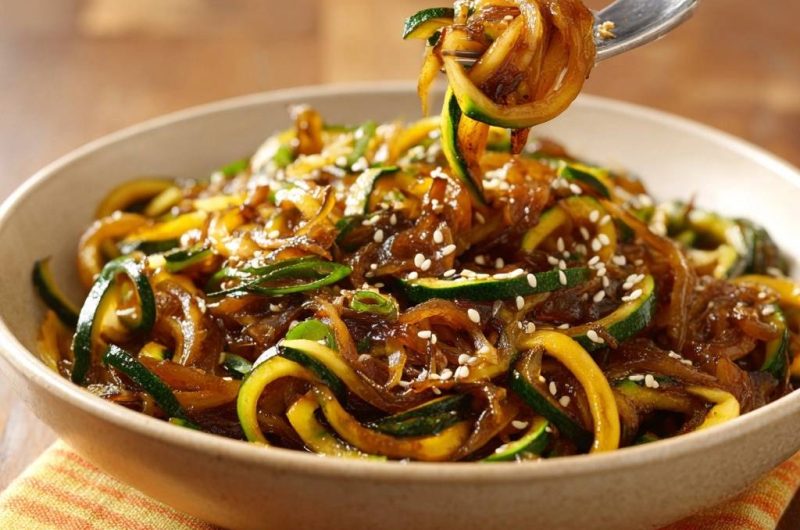 Zucchini-Nudeln mit karamellisierten Zwiebeln