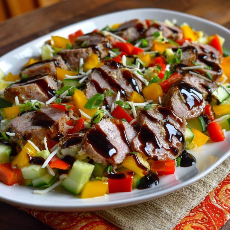 Saftiges Putenfilet auf Sommergemüse-Bett, draufsicht von oben. Die saftigen Putenfilet-Scheiben sind mit Balsamico-Glasur garniert.