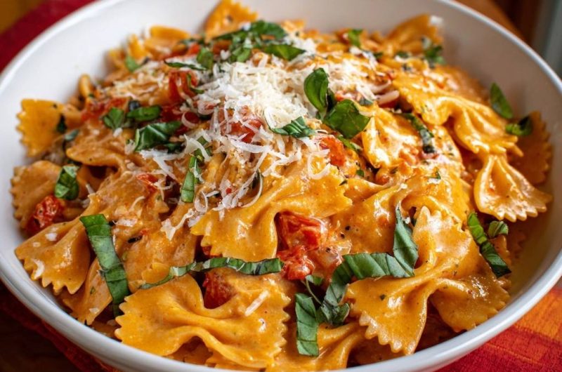 Cremige Farfalle mit sonnengetrockneten Tomaten (Nie wieder geronnene Sahne!)