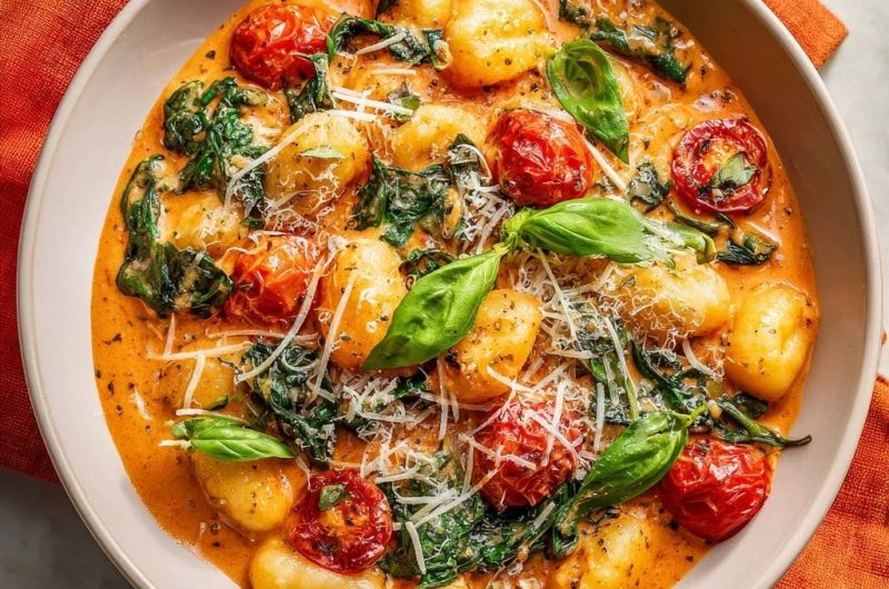 Cremige Tomaten-Gnocchi mit Spinat