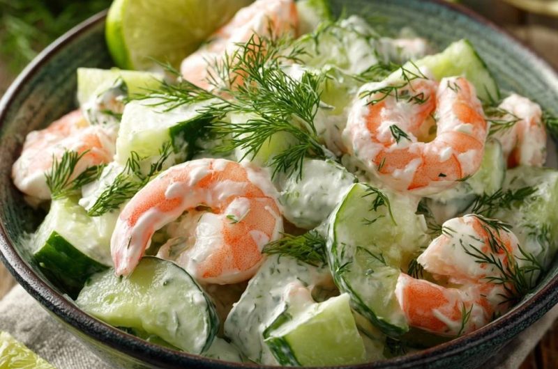 Cremiger Garnelen-Gurken-Salat mit Dill und Limette