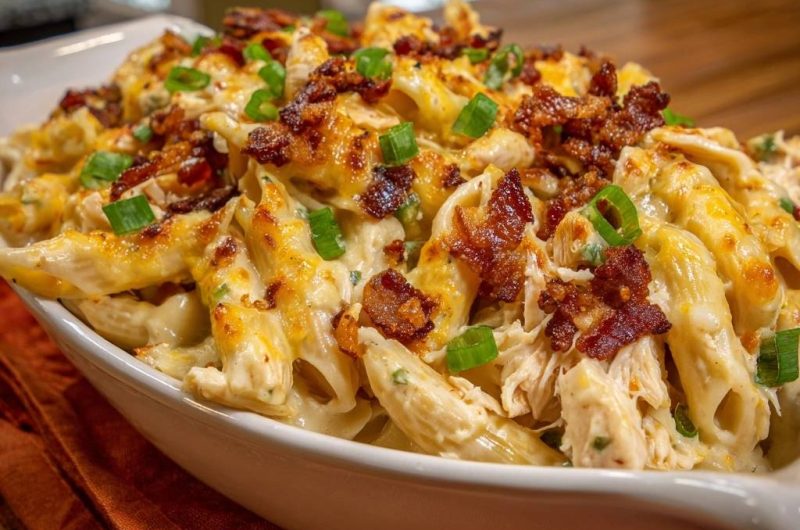 Cremiger Hähnchen-Bacon-Nudelauflauf