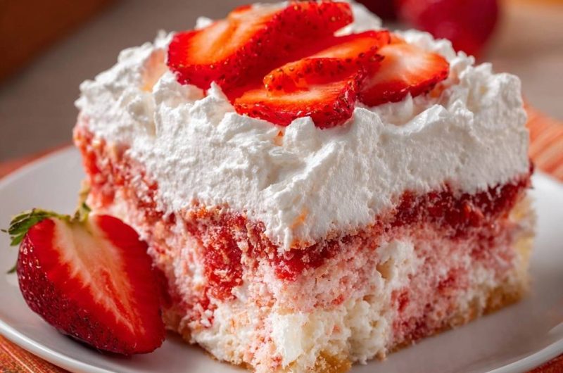 Erdbeer-Sahne-Poke-Kuchen (Nie wieder matschiger Kuchen!)