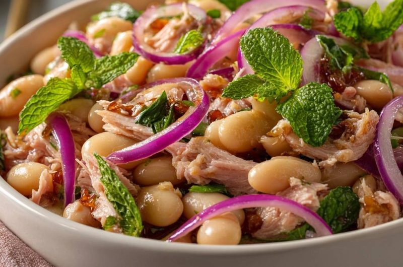 Frischer Bohnensalat mit Thunfisch, Minze und roten Zwiebeln