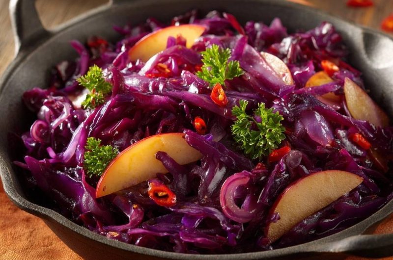 Gebratener Rotkohl mit Äpfeln und Chili