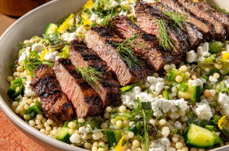 Gegrilltes Rindersteak auf Dill-Gurken-Couscous