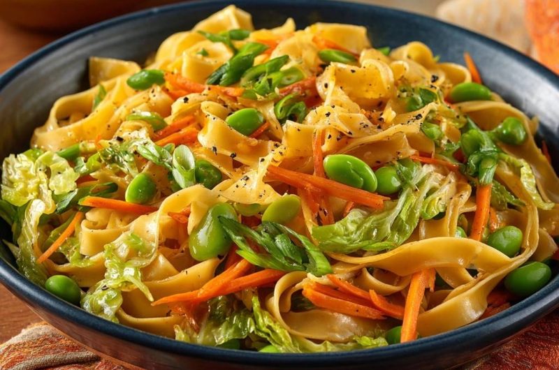 Knackige Edamame-Wok-Nudeln mit Karotten & Spargel
