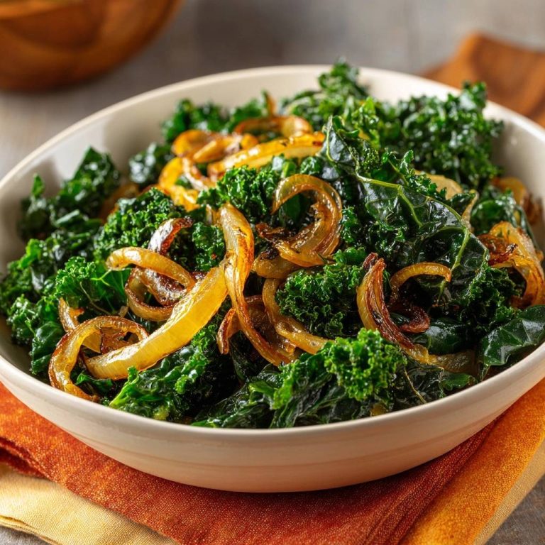Knackiger Grünkohl mit karamellisierten Zwiebeln – Rezept