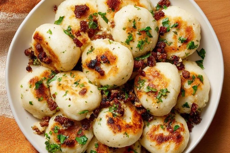 Knusprige Bratkartoffelknödel mit Speck und Petersilie