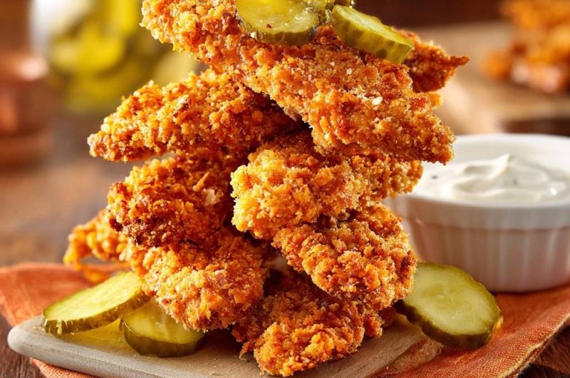 Knusprige Hähnchen-Tenders mit Pickles und Dip