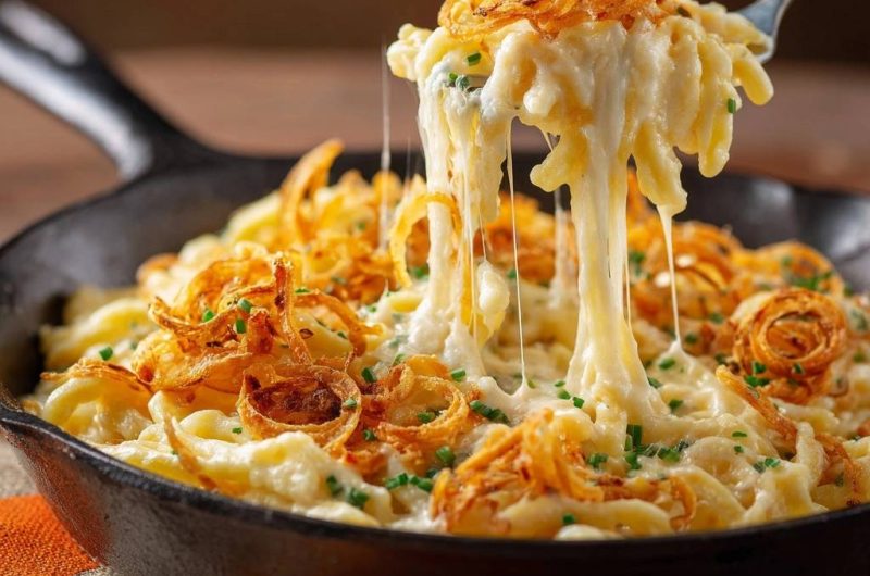 Knusprige Käsenudeln mit Zwiebelkrönchen (Nie wieder matschige Zwiebelringe!)