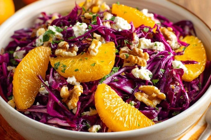 Rotkohl-Orangen-Salat mit Walnüssen & Feta