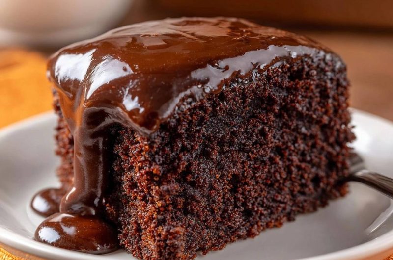 Saftiger Schokoladenkuchen mit glänzender Ganache