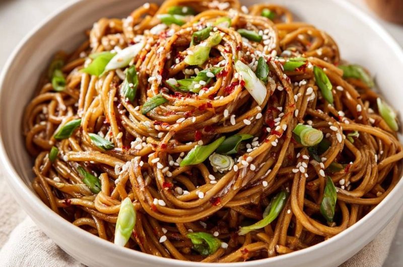 Scharfe Sesam-Chili-Nudeln (Nie wieder matschige Nudeln!)