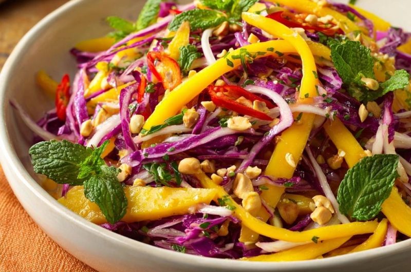 Thailändischer Mango-Rotkohl-Salat