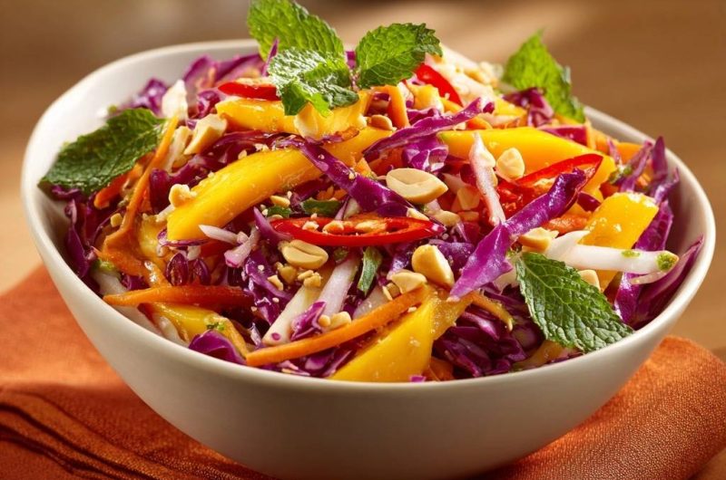 Thailändischer Mango-Rotkohlsalat (Nie wieder zäher Rotkohl!)