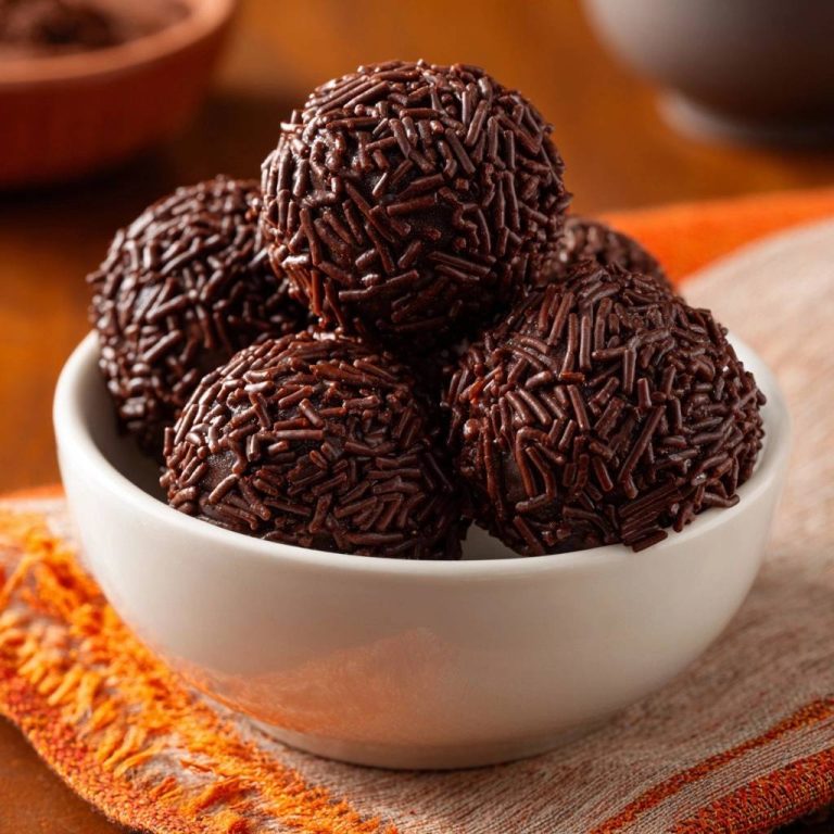 Brasilianische Schoko-Brigadeiros in einer weißen Schale, die mit Schokostreuseln bedeckt sind, in Nahaufnahme. Eine köstliche Süßigkeit für Naschkatzen.