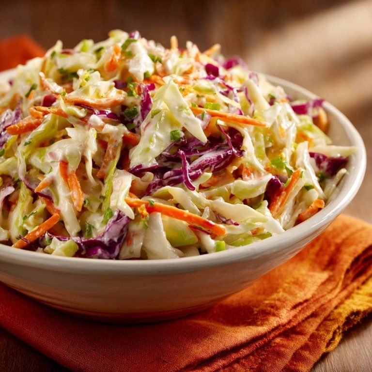 Cremiger Coleslaw in einer Schüssel, Nahaufnahme der frischen Zutaten und cremigen Sauce.